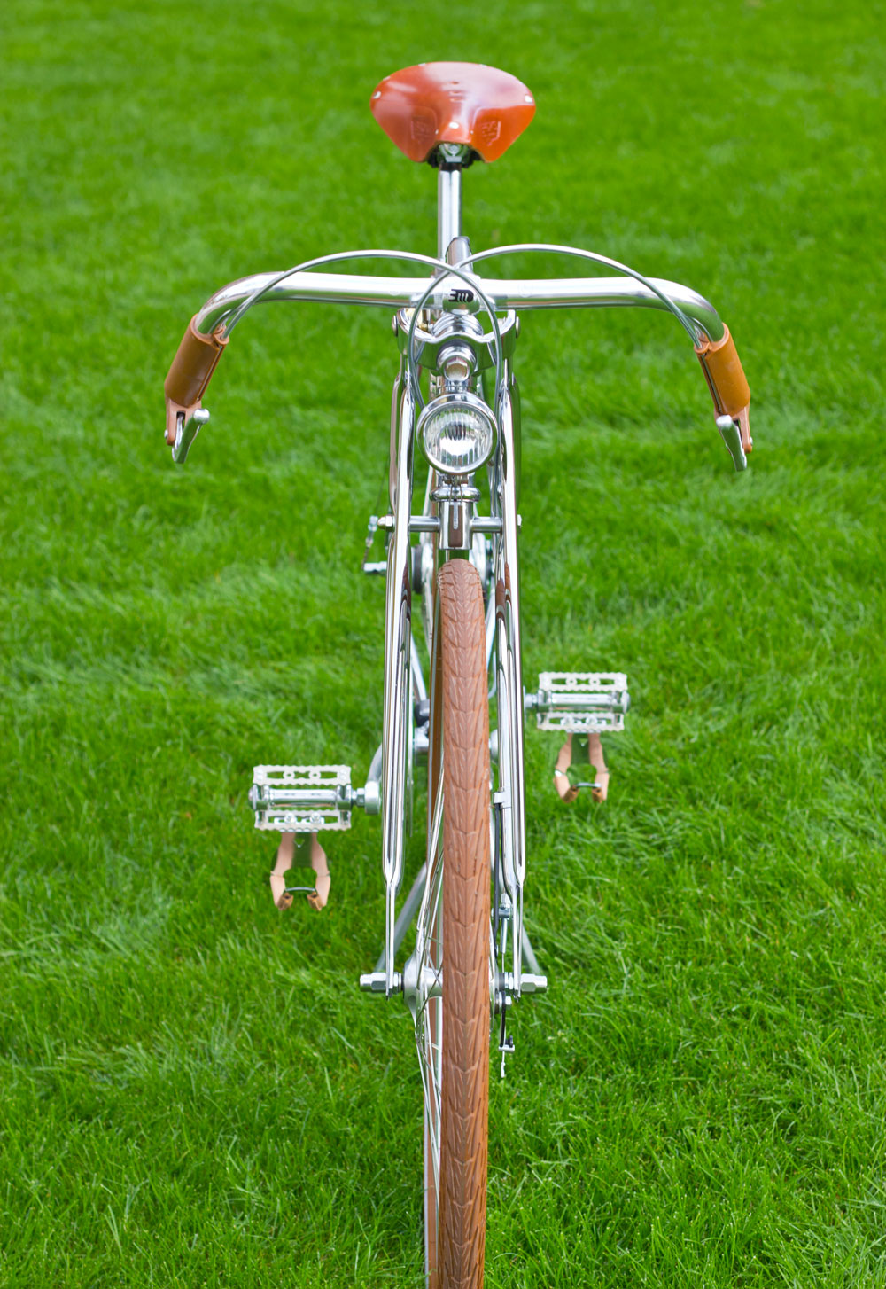 The Cosgrove Ball Board Race Special is a chrome frame bike, bespoke hand crafted bicycle with traditional old fashioned vintage retro elegance of individual design. A custom hand built urban cruiser and a modern classic fashion led bicycle designed with old school steel lugs. Cool, good looking with a brown leather Brooks saddle, it is a piece of art and design with it’s luxury and is beautiful looks. It sports a unique gear stick, this is a iconic prototype built with quality, a UK British built limited edition, funky with individuality and hub gears.